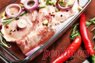 8 способов маринада для шашлыка
1. Шашлык в кефире
2. Шашлык в маринаде из лимона и регана (базилика)
3. Шашлык в томатном соке
4. Свинина в белом вине
5. Говядина в красном вине
6. Шашлык кавказский (из баранины)
7. Шашлык из курицы в виноградном уксусе
8. Шашлык из лосося в лимонном соке
Общие сведения:
- говядина и баранина режется небольшими кубиками, свинину можно нарезать достаточно крупно, она хорошо принимает маринад;
- баранину приготовить сложнее всего, она обладает специфическим зап