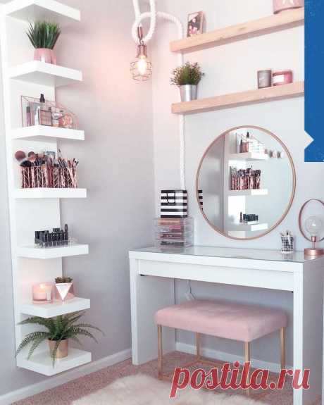Бело-розовый уголок для домашних причесок и макияжа 🥰