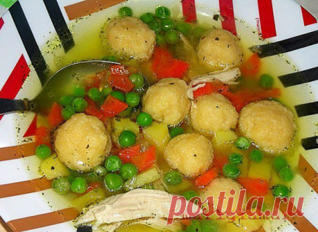 Куриный суп с сырными клёцками Рецепт приготовления куриного супа с сырными клёцками и зелёным горошком. Состав: 300 грамм куриной грудки 1 морковь 200 грамм картофеля 1 луковица 3 столовые ложки зеленого консервированного горошка 100 грамм сыра 1 яйцо 4 столовые ложки муки 1 чайная ложка сушеного укропа растительное масло соль и перец по вкусу Приготовление: Куриную грудку отварить в соленой …