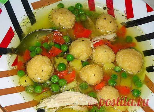 Куриный суп с сырными клёцками Рецепт приготовления куриного супа с сырными клёцками и зелёным горошком. Состав: 300 грамм куриной грудки 1 морковь 200 грамм картофеля 1 луковица 3 столовые ложки зеленого консервированного горошка 100 грамм сыра 1 яйцо 4 столовые ложки муки 1 чайная ложка сушеного укропа растительное масло соль и перец по вкусу Приготовление: Куриную грудку отварить в соленой …