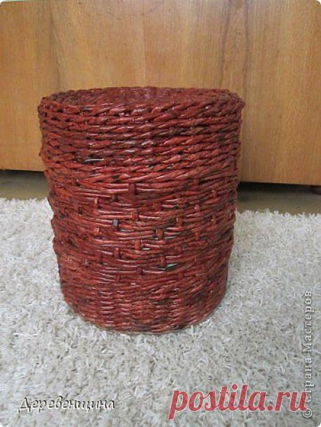 табурет из газетных трубочек.