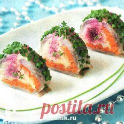 Канапе с селедкой. Рулетики «под шубой»

рулетики с сельдьюОчень удобный вариант подачи любимого салата на фуршете. Нам понадобится коврик для роллов, который мы накрываем пищевой пленкой. Теперь слои: измельченный зеленый лук 2 пера, ломтики селедки 100 г, тертая свекла с майонезом (можно заранее смешать) 150 г, тертая морковь с майонезом100 г, рубленные яйца (2 шт.) с майонезом. С помощью пленки делаем плотный рулет, охлаждаем в холодильнике пару часов.