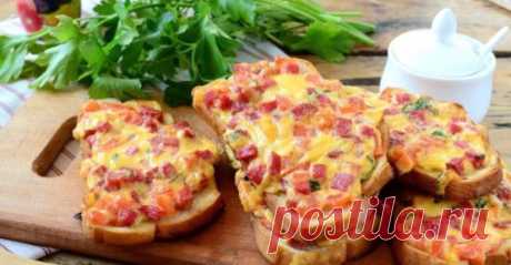 СОЧНЫЕ ГОРЯЧИЕ БУТЕРБРОДЫ 🍕 
 
Готовим на завтрак 👍 
Ингредиенты: 
● Хлеб — 5 Ломтиков 
● Колбаса копченая — 120 Грамм 
● Помидор — 1 Штука 
● Сыр твердый — 70 Грамм 
● Майонез — По вкусу 
● Зелень — По вкусу 
Приготовление: 
1. Подготовьте все необходимые ингредиенты. 
2. Колбасу и помидор нарежьте кубиками. 
3. Смешайте их с натертым на крупной терке сыром, измельченной зеленью и майонезом. Все хорошенько перемешайте. Обратите внимание: пропорции продуктов вы можете изменять по своему в