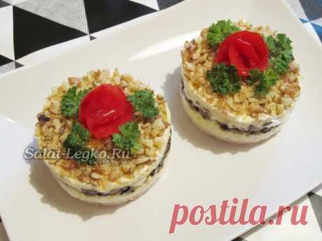 Салат "Сказка" с курицей, шампиньонами и грецкими орехами, пошаговый рецепт