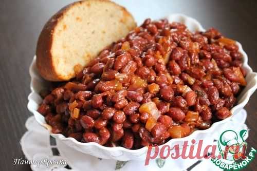 Фасоль по-бретоньски 

Фасоль	(сушеной фасоли) — 1.5 стак
Лук репчатый	(большая луковица) — 1 шт
Лавровый лист	— 6 шт
Перец черный	(горошком) — 3 шт
Перец душистый	— 0.25 ч. л.
Масло растительное
Томатная паста	— 3 ст. л.
Вода	— 1/2 стак.
Томаты в собственном соку	 — 300 г
Соевый соус — 1 ст. л.
Паприка сладкая	(у меня кусочками) — 1 ч. л.
Петрушка	(сушеная) — 1 ч. л.
Перец чили	— 1/4 ч. л.
Кориандр	(молотый) — 1/4 ч. л.
Майоран	(молотый) — 1/4 ч. л.
Тмин	(молотый) — 1 ч. л.