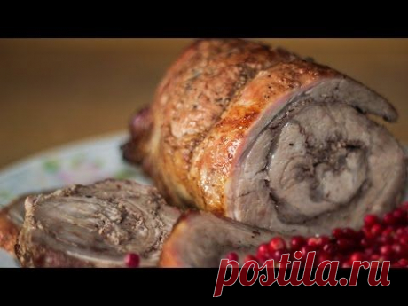 Рулет из свинины с брусникой