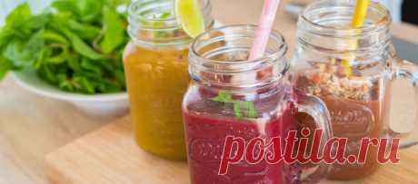 Рецепты смузи: ягодный с клубникой; с персиком и абрикосом; шоколадный