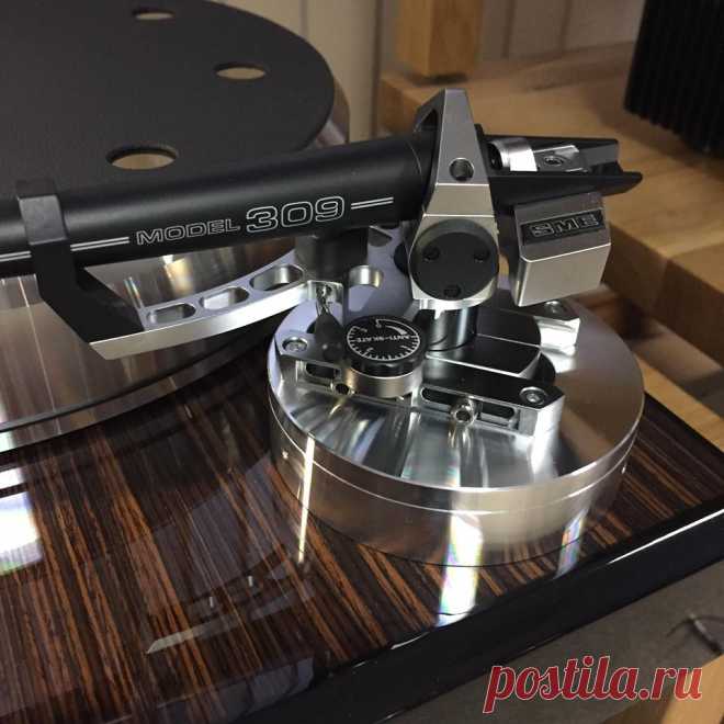 Acoustic Signature Double-X Turntable with SME Arm.