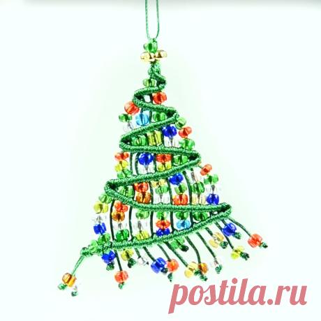 Плетем маленькую елочку макраме Для работы понадобится пакетик разноцветных бусин в количестве 70 штук диаметром 4мм, 8 нитей по 50 см каждая, толщиной 0,5мм. Толщину нитей и диаметр бусин можно варьировать, бусины должны легко нанизываться на нить, но "сидеть" на ней достаточно плотно и не болтаться.