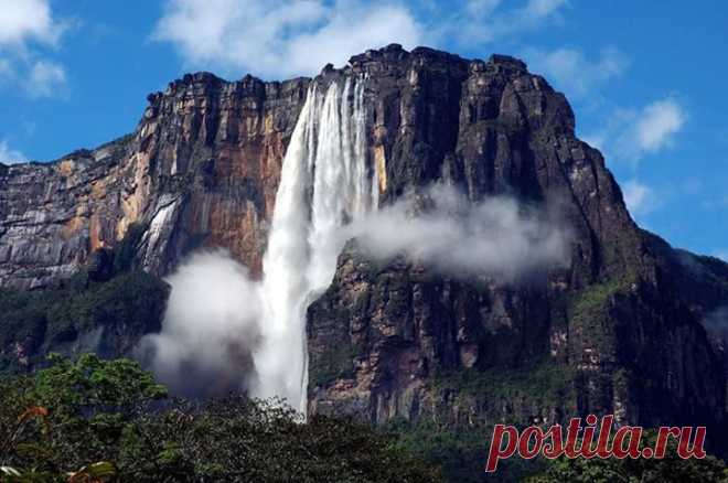 Водопад Анхель, Венесуэла.

Водопад Анхель (Angel Falls) — самый высокий в мире свободно падающий водопад высотой в 978 метров. Является самым знаменитым природным сокровищем Венесуэлы и одним из самых впечатляющих мест в мире. Водопад Анхель в 20 раз выше, чем Ниагарский водопад!