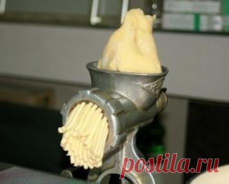 Печенье "Хризантемы" из детства. 
Ингредиенты: 
- 1 ст. сахара 
- 3 яйца 
- 0,5 ч.л. соды уксус или лимонный сок для гашения 
- 250 гр. масла или маргарина 
- 2,5-3 ст. муки 
Приготовление: 
Масло или маргарин разрезать на несколько частей и дать постоять чтобы хорошо размягчился. В большой миске начинать(лучше миксером) взбивать яйца с сахаром, добавить погашенную соду, ещё раз взбить, затем положить масло (или маргарин) и как можно мельче его порубить, затем снова взбивать, пока всё не стане