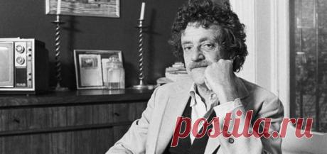 Речь Курта Воннегута, которую стоит перечитывать время от времени
«Наслаждайтесь силой и красотой своей юности, пока жизнь вам не нравится, она проходит. Поверьте мне, через 20 лет вы посмотрите на свои фотографии и вспомните с чувством, которое вы сейчас не можете понять. Сколько возможностей было открыто перед вами, и как же сказочно вы на самом деле выглядели. Не беспокойтесь о будущем. Или хорошо, беспокойтесь, […]
Читай пост далее на сайте. Жми ⏫ссылку выше