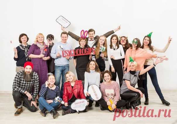 Дорогие подписчики! Вы часто пишете нам, что было бы интересно посмотреть на тех, кто делает проект. И вот, в преддверии Нового года, мы снимаем маски, чтобы поздравить вас. Пусть новый год принесет в вашу жизнь приключения со знаком «плюс». Спасибо, что вы с нами). Ваша редакция Psy. Бренд-директор Артем Амелин Бренд-менеджер Анна Мотылькова Директор по рекламе: Ирина Василенко Сайт: Главный редактор: Дина Бабаева Редакторы: Юлия Тарасенко, Полина Архипова Журнал: Главный редактор: Наталья…