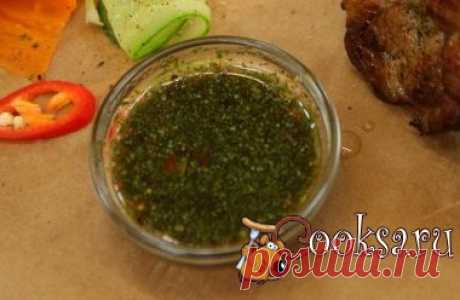 Универсальный пряный маринад Маринад, подходящий для любого мяса, а также в качестве соуса и заправки для салатов от шеф-повара Сергея Ключанского. Петрушка — 20 г; Укроп — 20 г; Базилик — 20 г; Тархун — 20 г; Мята свежая — 20 г; Корень имбиря — 15 г; Чеснок — 4 зуб.; Перец чили — 1 шт; Мёд — 4 ст.л.; Соевый соус — 60 мл; Сок лимона — 50 мл; Уксус — 2 ст.л.; Растительное масло — 120 мл; Вода — 4 ст.л.; соль ; перец ;
