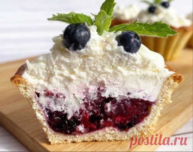 Корзиночки с ягодной начинкой

Песочная основа, сочная начинка и нежный крем
Из этих ингредиентов у меня получилось 12 шт.

КБЖУ на 1 корзиночку
130/3/8/11

Рецепт
Корзиночки:
Яйца - 2 шт
Детское яблочное пюре - 80 г
Масло растительное/ оливковое - 2 ст.л.
Мука (у меня рисовая + кокосовая) - 90-100 г
Подсластитель, щепотка соли
Сода - 1/4 ч.л.

Крем:
Сливки 33-35% - 200 г
Подсластитель, ванилин

Начинка:
Ягоды - 200 г
Вода - 50 мл
Крахмал кукурузный - 1 ст.л.

 Приготовлен...