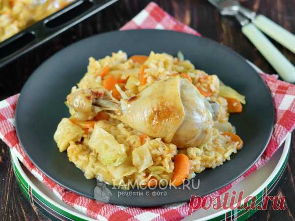 Курица с капустой и рисом в рукаве в духовке — рецепт с фото Когда нужно накормить семью сытно, недорого, но при этом полезно, меня выручают блюда в рукаве. Очень удобно - всё сложил, отправил в духовку и примерно через час обед готов! Если в какой-то из дней вам будет совершенно лень готовить, вспомните рецепт этого блюда и приготовьте его для семьи. Получается очень вкусно - протомлённая курочка, рис, приготовленный в соке от овощей, и нежная капуста!