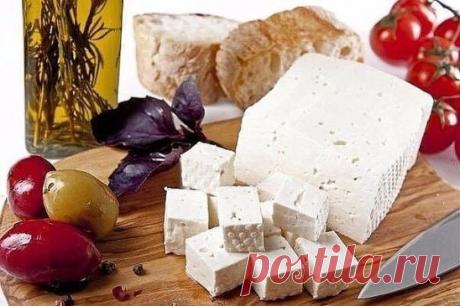 Свежайший сочный сыр, приготовленный своими руками, это потрясающе, друзья! Попробуйте!
ДОМАШНЯЯ БРЫНЗА
Ингредиенты: 
- Молоко - 3 л 
- Уксус - 3 ст. л. 
- Соль - 1 ст. л. 
Приготовление: 
1.Взять хорошее молоко, уксус и соль. На 3 литра молока 3 столовые ложки 9% уксуса и 1 столовая ложка соли. Молоко поставить на огонь. Когда закипит, добавить уксус и соль. Помешивая, подержать на огне еще две минуты. Молоко должно свернуться. 
2.Снимаем с огня. Берем дуршлаг, накрываем двумя слоями марли