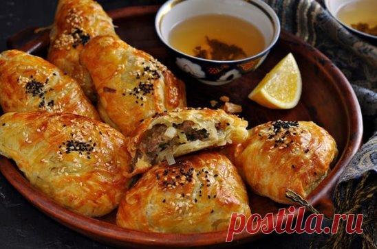 САМСА НА КЕФИРНОМ ТЕСТЕ С КУРИНЫМ МЯСОМ И КАРТОШКОЙ 
Для теста: 
2 яйца 
1 стакан кефира (250 мл) 
1 чайная ложка соли 
3 столовые ложки подсолнечного масла 
щепотка соды 
щепотка лимонной кислоты 
3,5—4 стакана муки 
яйцо для смазывания верха самсы. 
Для начинки: 
300 грамм куриного фарша 
2 картофелины 
3 луковицы 
соль 
чёрный перец 
0,5 чайной ложки сухой приправы для птицы. 
В глубокую тарелку разбейте яйца и положите соль. Взбейте смесь вилкой. 
Добавьте кефир и перемешайте. 
В миску