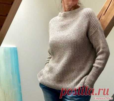 СВИТЕР SIXTY YEARS OT WOLLWEG KNITS СПИЦАМИ. МАСТЕР-КЛАСС

Огромная благодарность автору: AidaAngel. Далее слова автора:

Стильная модель женского свитера оверсайз, связанного из двух видов тонкой благородной пряжи на спицах 4.5 мм. Свитер вяжется от воротника (который подворачивается на изнанку и подшивается изнутри) с прибавления по типу реглана погон. Сначала все петли вяжутся обычной резинкой 1х1, потом узором резинка "кукуруза" (только в этом случае изнаночная сторона...