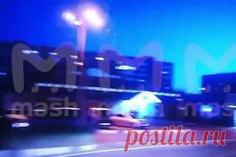 Появилось новое видео с катапультирующимися пилотами Су-34 в Ейске. Появились новые кадры падения самолета Су-34 в Ейске с камеры видеорегистратора. На появившихся кадрах можно заметить воздушное судно в десятках метров от земли. Кроме того, видно, как пилоты катапультируются в последние секунды. О происшествии в Ейске стало известно 17 октября.