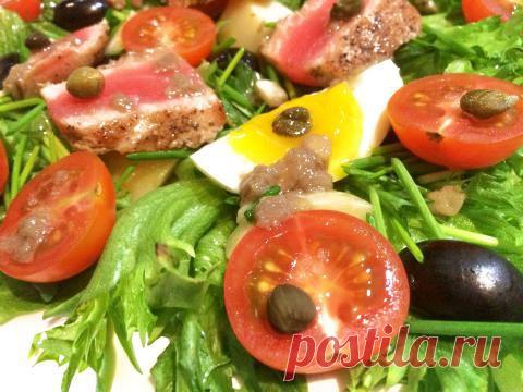 ПРОСТОЙ САЛАТ «НИСУАЗ» | 4vkusa.ru
У  этого  французского  салата  много  версий,  как  говорится,  у  каждой  хозяйки  свой  рецепт,  но  есть  одно  главное  отличие –  дорогой  вариант  высокой  кухни  и  деревенский  (домашний).  Разница  в  том,  что  первый  предполагает более изысканную подачу и наличие свежих овощей, варёных яиц, анчоусов и оливкового масла.