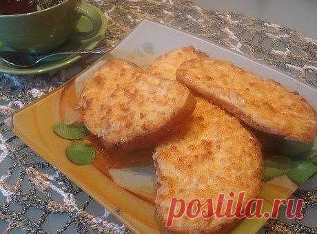 Вкусные и хрустящие тартинки "Популярные"

Ингредиенты:
-батон нарезной
-3 плавленных сырка
-2 варёных яйца
-луковицу
-майонез
-красный перец (по желанию)

Приготовление:
Яйца и сырки натрите на крупной тёрке, лук нарежьте мелкими кубиками.

Всё перемешайте, заправьте майонезом и добавьте красного перчика.

Масса должна получиться сочная и хорошо перемешиваться. Попробуйте на соль и специи.

На кусочки батона щедро намажьте сырную массу.

Уложите будущие тартинки на против...