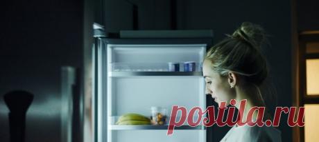 Если вы просыпаетесь далеко за полночь, чтобы перекусить, то наверняка задавались вопросом: что со мной не так? Шли к холодильнику и думали: так сильно хотеть есть в три утра — точно нормально? Попробуем разобраться в причинах этого явления. #стресс #культурапитания #крепкийсон #тревожность