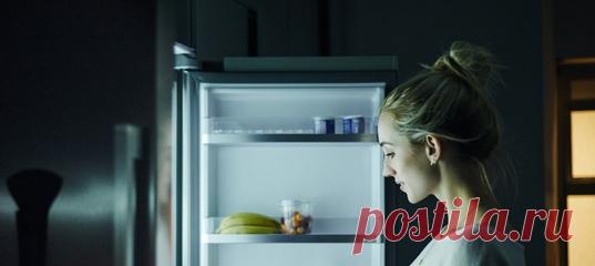 Если вы просыпаетесь далеко за полночь, чтобы перекусить, то наверняка задавались вопросом: что со мной не так? Шли к холодильнику и думали: так сильно хотеть есть в три утра — точно нормально? Попробуем разобраться в причинах этого явления. #стресс #культурапитания #крепкийсон #тревожность