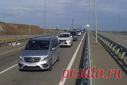 Пробка у Крымского моста растянулась на 13 километров. Пробка у Крымского моста, которая образовалась со стороны Темрюкского района Кубани, выросла до 13 километров. Об этом сообщил оперштаб Краснодарского края. На подъезде к мосту выставили биотуалеты, на месте затора работает аварийно-спасательный отряд Темрюкского района.