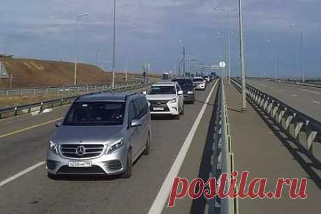 Пробка у Крымского моста растянулась на 13 километров. Пробка у Крымского моста, которая образовалась со стороны Темрюкского района Кубани, выросла до 13 километров. Об этом сообщил оперштаб Краснодарского края. На подъезде к мосту выставили биотуалеты, на месте затора работает аварийно-спасательный отряд Темрюкского района.