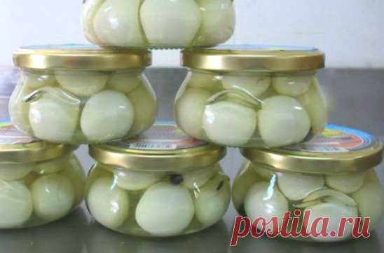Мелкий маринованный лук на зиму в банках
 
Маринованные луковки-малышки на зиму по этому рецепту закрывала ещё моя бабушка. Мелкий маринованный лук, закрытый таким образом, является как отличной самостоятельной закуской под рюмочку чего-нибудь соответствующего, так и прекрасным дополнением к салатам или используется для украшения блюд. 
 
На вкус этот маленький лук получаются пикантными, кисло-сладенькими, в меру острыми. А если соблюсти технологию, то будут полупрозрачными, и, в то же время, хр