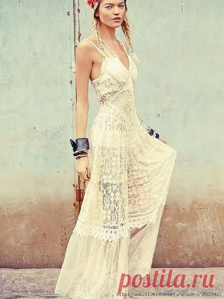 Шурша шелками и кружевом.