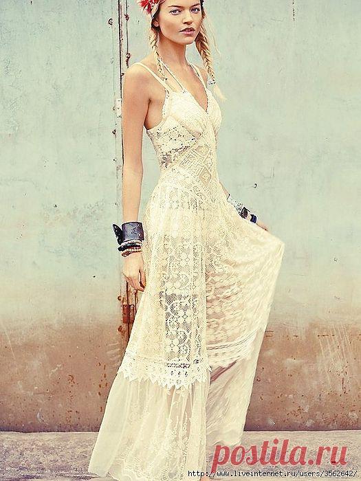 Шурша шелками и кружевом.