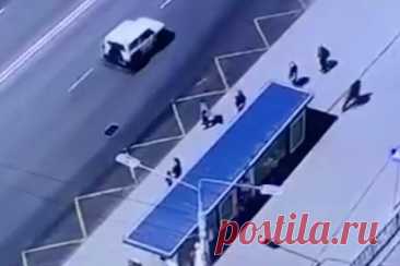 Момент нападения на женщину на автобусной остановке в Москве попал на видео