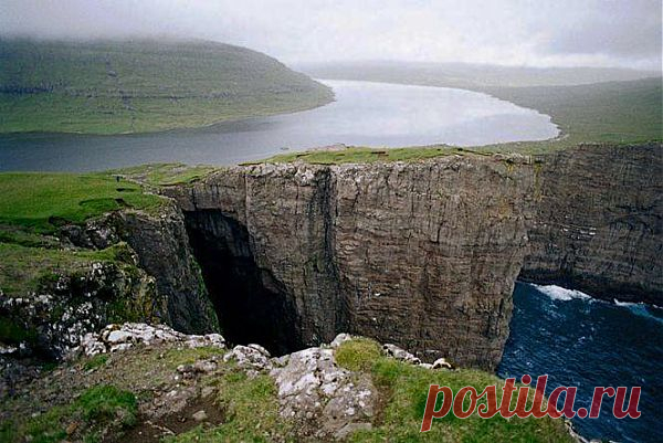 ВИСЯЩЕЕ ОЗЕРО. ФАРЕРСКИЕ ОСТРОВА, ДАНИЯ.

 Висящее над океаном озеро Сорвагсватн находится на острове Вагар и является самым большим озером на Фарерских островах, Дания