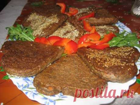 Котлеты из печени.

Печень куриная - 500 гр.
Лук репчатый - 2 шт.
Морковь 1 шт. 
Яйцо куриное 2 шт. 
Мука - 2-3 ст. ложки или (овсяные отруби)