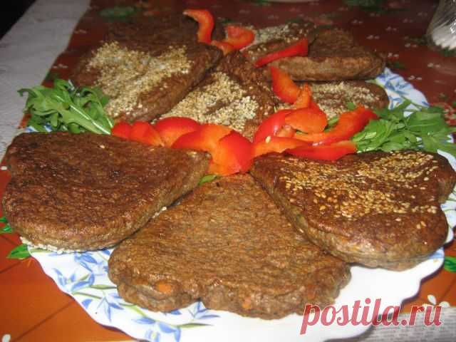 Котлеты из печени.

Печень куриная - 500 гр.
Лук репчатый - 2 шт.
Морковь 1 шт. 
Яйцо куриное 2 шт. 
Мука - 2-3 ст. ложки или (овсяные отруби)