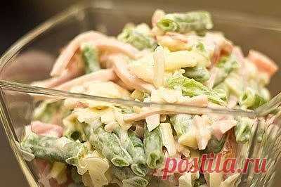 Салат с ветчиной и стручковой фасолью.