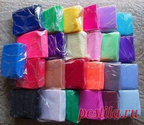 Как сделать полимерную глину в домашних условиях. 
Ингредиенты: 
1 стакан (250 гр.) белого клея ПВА, 
1 стакан (250 гр.) кукурузного крахмала, 
1 столовая ложка вазелина, 
2 столовые ложки лимонного сока, 
1 столовая ложка крема для рук (нежирного и без силикона). 
Из данного количества получится примерно 350 гр. пластичной массы белого цвета. 
Посуда: 
Миска для замешивания - стеклянная огнеупорная, 
Пластиковый шпатель, 
Подложка для раскатывания массы, 
Ложка для размешивания массы, 
Кус