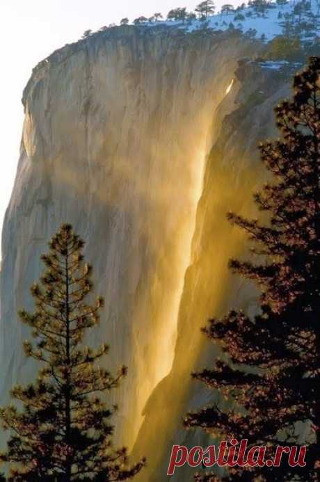 Beautiful Waterfalls in California-USA - Horsetail Falls, Yosemite National Park, CA.-USA  |  Найдено на сайте youramazingplaces.com.