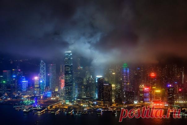 Огни ночного Гонконга. Фотограф – Юрий Бирюков: nat-geo.ru/community/user/166862/ Ярких снов!