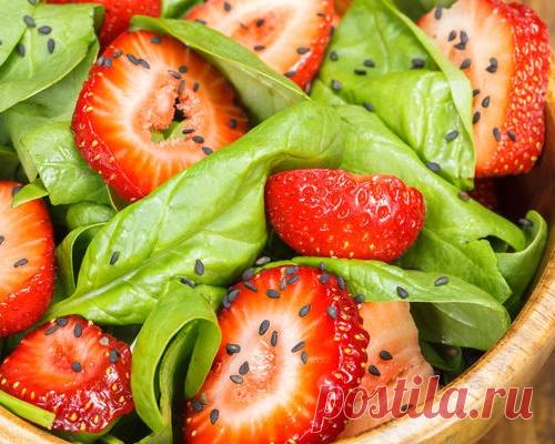 11 необычных салатов из клубники