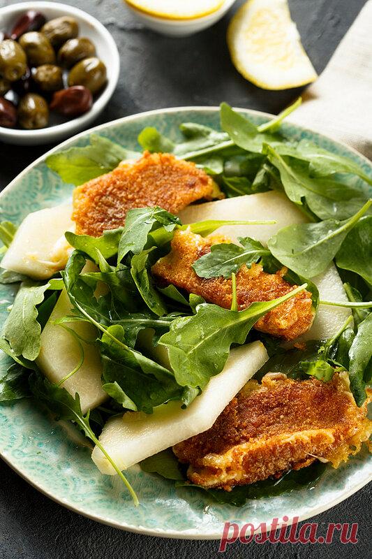 Салат с дыней и жареным сыром