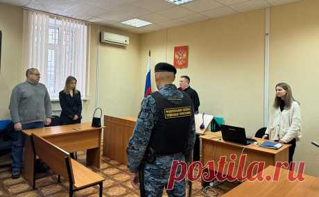 Директор ЧОП получил условный срок после стрельбы в ижевской школе. Октябрьский суд Ижевска приговорил к условному сроку директора частного охранного предприятия «Щит» Андрея Злобина по делу о стрельбе в ижевской школе в сентябре 2022 года, сообщила пресс-служба суда.