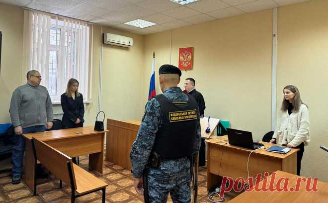 Директор ЧОП получил условный срок после стрельбы в ижевской школе. Октябрьский суд Ижевска приговорил к условному сроку директора частного охранного предприятия «Щит» Андрея Злобина по делу о стрельбе в ижевской школе в сентябре 2022 года, сообщила пресс-служба суда.