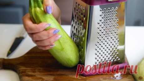 Вкуснее Блюда из КАБАЧКОВ вы не ели! Кабачковые Чебуреки которые понравятся ВСЕМ! ✳️КАБАЧКОВЫЕ ЧЕБУРЕКИИнгредиенты (на 5-6шт):- 400гр фарша- специи (я брала сушеный лук, сушеный чеснок, соль, перец, красный острый перец и сушеную кинзу)- около 1кг кабачков (2 крупных или 3 поменьше)- 2 яйца- 100мл кефира- 200гр мукиКабачки натираем на крупной терке (если молодые -...