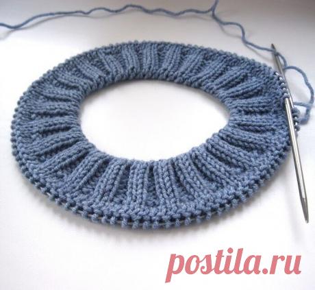 Урок вязание. Описание. ИМИТАЦИЯ ПРИШИВНОЙ ГОРЛОВИНЫ

Вяжем горловину до необходимой высоты, затем переходим к имитации пришивной горловины.Ряд 1: вяжем все петли лицевыми петлями.
Ряд 2: *1 лиц., 1 изнаночная из протяжки, повторять от * до конца ряда.
Ряд 3: *1 петлю снять как лицевую, нить за работой, 1 изн., повторять от * до конца ряда.
Ряд 4: *1 лиц., 1 петлю снять как изнаночную, нить перед работой, повторять от * до конца ряда.
Ряд 5: *1 петлю снять как лицевую, нит...