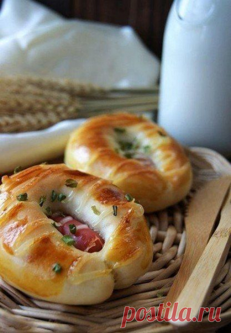 Булочки с сосисками из дрожжевого теста / Свежие рецепты