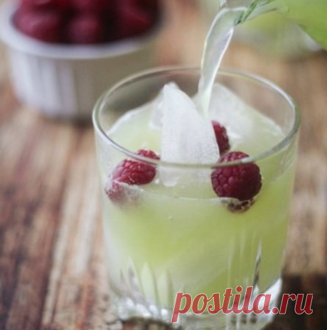 Напиток из дыни, лайма и малины 

Напиток из дыни, лайма и малины очень сладкий, вкусный, не оставит ни шанса вашей жажде, украсит ваш день и подарит вам хорошее настроение. Фруктовые напитки это всегда здорово, но когда все ингредиенты так удачно сочетаются между собой, как в данном случае, это просто фантастическое наслаждение. 

Дыня зрелая 1 штука (небольшая) 
Показать полностью…