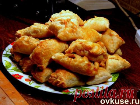 Мини- пирожки из слоеного теста.